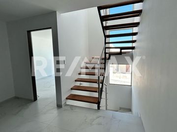CASA EN VENTA FRACCIONAMIENTO CAPITAL SUR, COTO DUBLÍN. - (3)