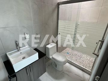 CASA EN VENTA FRACCIONAMIENTO CAPITAL SUR, COTO DUBLÍN. - (3)