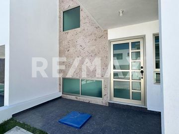 CASA EN VENTA FRACCIONAMIENTO CAPITAL SUR, COTO DUBLÍN. - (3)