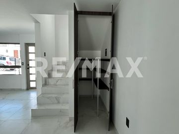 CASA EN VENTA FRACCIONAMIENTO CAPITAL SUR, COTO DUBLÍN. - (3)