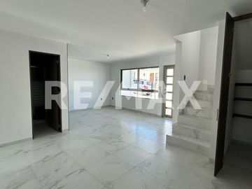 CASA EN VENTA FRACCIONAMIENTO CAPITAL SUR, COTO DUBLÍN. - (3)