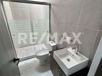 CASA EN VENTA FRACCIONAMIENTO CAPITAL SUR, COTO DUBLÍN. - (3)