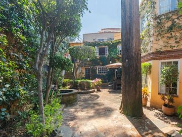 Casa con jardín