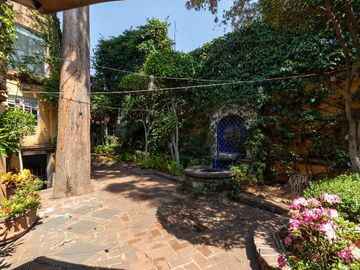 Casa con jardín