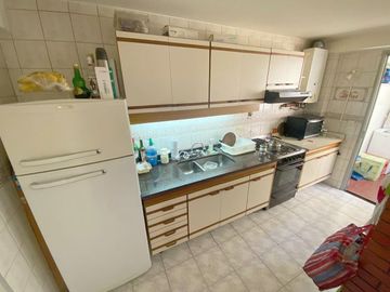 Depto 3 amb-(2 COCHERAS CUBIERTAS)-balcon-  3 c -Av.