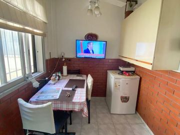 Depto 3 amb-(2 COCHERAS CUBIERTAS)-balcon-  3 c -Av.