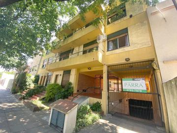 Depto 3 amb-(2 COCHERAS CUBIERTAS)-balcon-  3 c -Av.