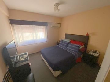 Depto 3 amb-(2 COCHERAS CUBIERTAS)-balcon-  3 c -Av.