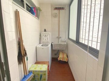Depto 3 amb-(2 COCHERAS CUBIERTAS)-balcon-  3 c -Av.