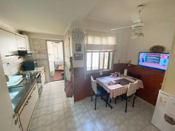 Depto 3 amb-(2 COCHERAS CUBIERTAS)-balcon-  3 c -Av.