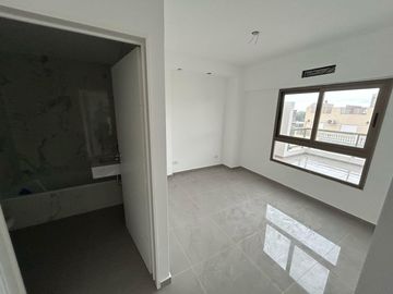 Depto. 2 AMB  C/ Baño en Suite y Enorme Balcón en Mataderos