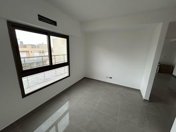 Depto. 2 AMB  C/ Baño en Suite y Enorme Balcón en Mataderos