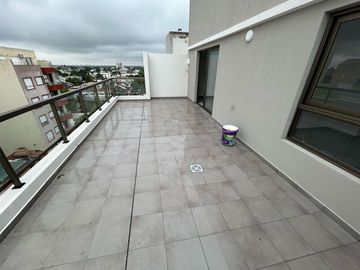 Depto. 2 AMB  C/ Baño en Suite y Enorme Balcón en Mataderos