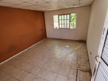 Galpón sobre lote de 8 x 30 Mts con vivienda independiente 4 ambientes