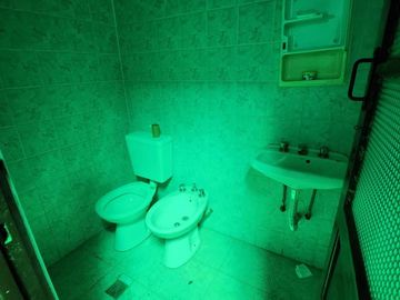 Galpón sobre lote de 8 x 30 Mts con vivienda independiente 4 ambientes