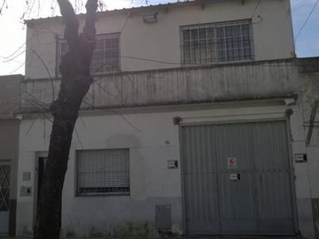 Galpón sobre lote de 8 x 30 Mts con vivienda independiente 4 ambientes