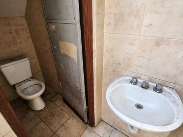 Galpón sobre lote de 8 x 30 Mts con vivienda independiente 4 ambientes