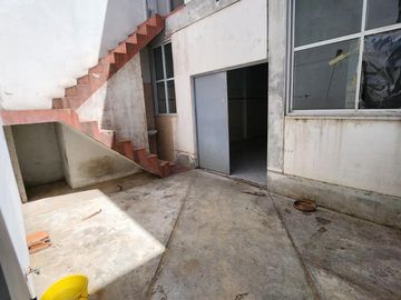 Galpón sobre lote de 8 x 30 Mts con vivienda independiente 4 ambientes