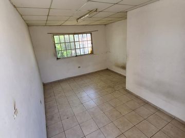 Galpón sobre lote de 8 x 30 Mts con vivienda independiente 4 ambientes
