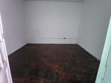 Galpón sobre lote de 8 x 30 Mts con vivienda independiente 4 ambientes