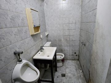 Galpón sobre lote de 8 x 30 Mts con vivienda independiente 4 ambientes