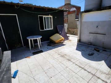 Galpón sobre lote de 8 x 30 Mts con vivienda independiente 4 ambientes