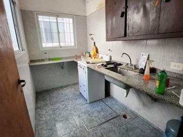 Galpón sobre lote de 8 x 30 Mts con vivienda independiente 4 ambientes