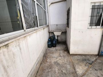 Galpón sobre lote de 8 x 30 Mts con vivienda independiente 4 ambientes