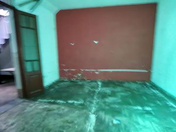 Galpón sobre lote de 8 x 30 Mts con vivienda independiente 4 ambientes