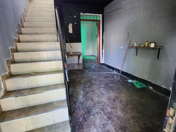 Galpón sobre lote de 8 x 30 Mts con vivienda independiente 4 ambientes