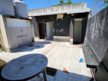 Galpón sobre lote de 8 x 30 Mts con vivienda independiente 4 ambientes