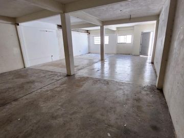 Galpón sobre lote de 8 x 30 Mts con vivienda independiente 4 ambientes