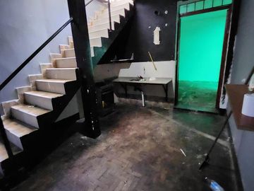Galpón sobre lote de 8 x 30 Mts con vivienda independiente 4 ambientes