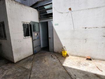 Galpón sobre lote de 8 x 30 Mts con vivienda independiente 4 ambientes