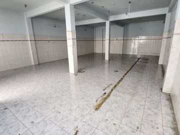 Galpón sobre lote de 8 x 30 Mts con vivienda independiente 4 ambientes
