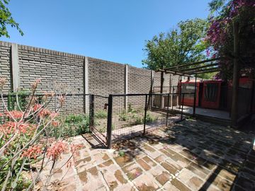 Casa 5 ambientes con piscina a metros de ruta 26. Zona de casas quinta.
