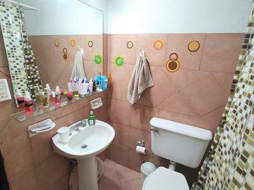 Casa 5 ambientes con piscina a metros de ruta 26. Zona de casas quinta.