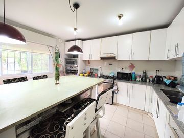 Casa 5 ambientes con piscina a metros de ruta 26. Zona de casas quinta.