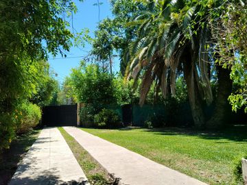 Casa 5 ambientes con piscina a metros de ruta 26. Zona de casas quinta.