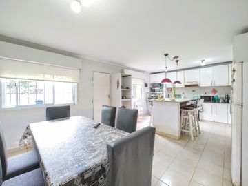 Casa 5 ambientes con piscina a metros de ruta 26. Zona de casas quinta.