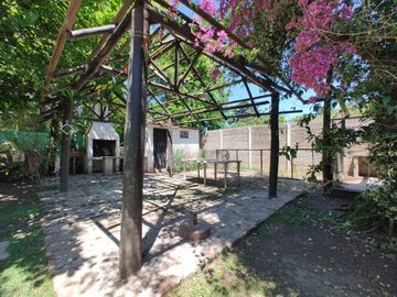 Casa 5 ambientes con piscina a metros de ruta 26. Zona de casas quinta.