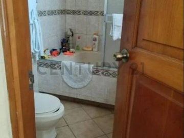Hermosa casa en Cedros de Villa - Chorrilos en venta. Casa frente a parque.