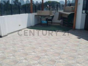 Hermosa casa en Cedros de Villa - Chorrilos en venta. Casa frente a parque.