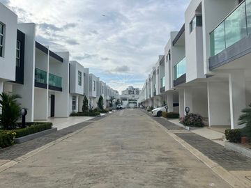Casa en conjunto cerrado en la castellana Montería, con acabados modernos y diseño de interiores