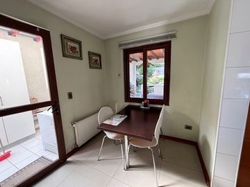 BAJO DE PRECIO! CASA 4 DORM + SERVICIO + SUBTE LOS BOSQUES