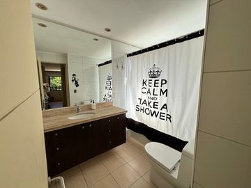BAJO DE PRECIO! CASA 4 DORM + SERVICIO + SUBTE LOS BOSQUES