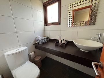 BAJO DE PRECIO! CASA 4 DORM + SERVICIO + SUBTE LOS BOSQUES
