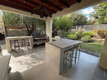 BAJO DE PRECIO! CASA 4 DORM + SERVICIO + SUBTE LOS BOSQUES