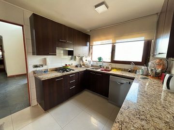 BAJO DE PRECIO! CASA 4 DORM + SERVICIO + SUBTE LOS BOSQUES