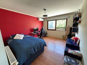 BAJO DE PRECIO! CASA 4 DORM + SERVICIO + SUBTE LOS BOSQUES